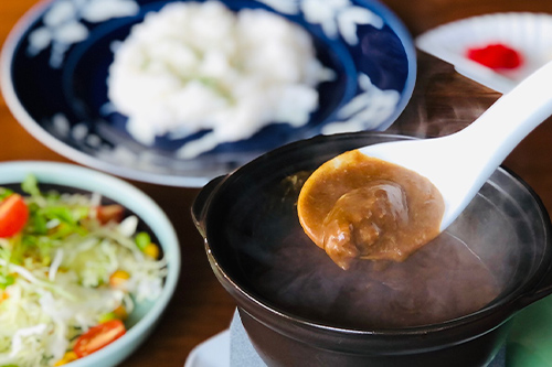 土鍋で食する佐賀牛カレー（サラダ付）